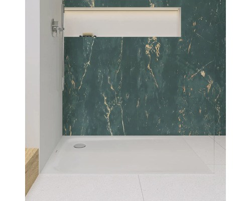 Badkamer met douche, douchebak en wandpanelen in marmerlook