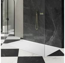 Moderne badkamer met inloopdouche, marmeren wand en dambordtegels