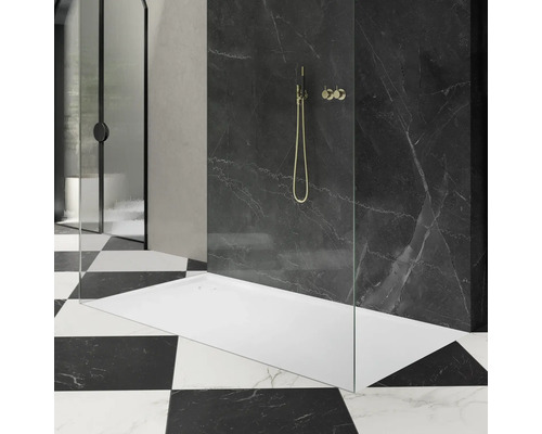 Badkamer met douche, douchearmatuur en schaakbordtegels