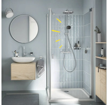 Moderne badkamer met douche, wastafel en spiegel voor een heldere en georganiseerde sfeer.