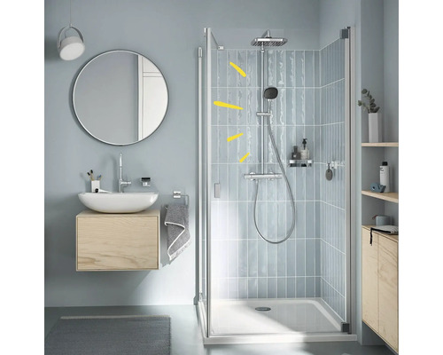 Moderne badkamer met douche, wastafel en spiegel voor een heldere en georganiseerde sfeer.