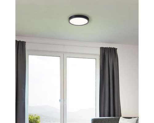 Plafondlamp in een lichte ruimte