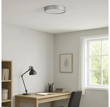 Kantoor met bureau, lamp, boekenkast, raam en ronde plafondlamp