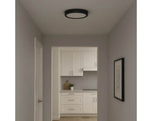 Hal met ronde plafondlamp en uitzicht op de keuken