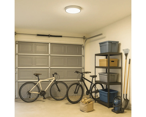 Een garage met fietsen, een rek en een plafondlamp.