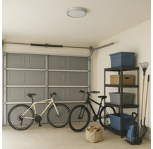 Garage met fietsen, rekken, opbergdozen en tuingereedschap.