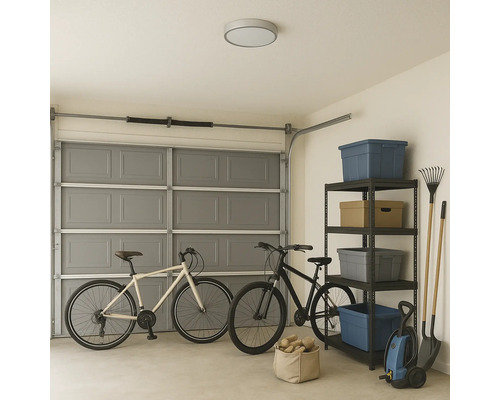 Garage met fietsen, rekken, opbergdozen en tuingereedschap.