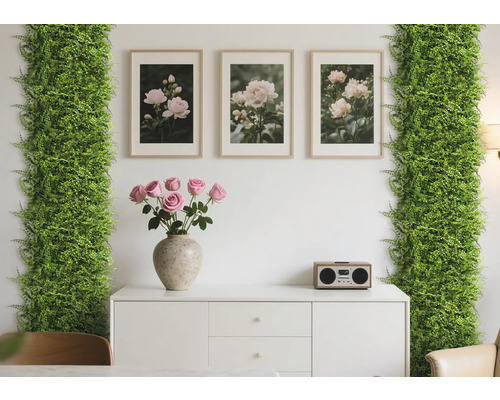 Decoratieve scène met kunstplanten, fotolijsten, rozen en een dressoir