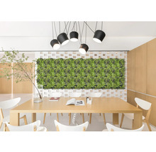 Decoratieve kamer met kunstmatige plantenwand, eettafel en hanglampen