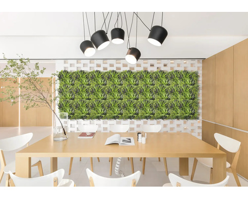 Decoratieve kamer met kunstmatige plantenwand, eettafel en hanglampen