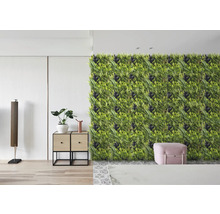 Decoratieve groene wand met planten in een heldere ruimte
