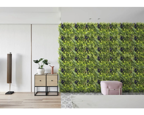 Decoratieve groene wand met planten in een heldere ruimte