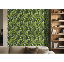 Woonkamer met groene plantenwand en houten stellingkast