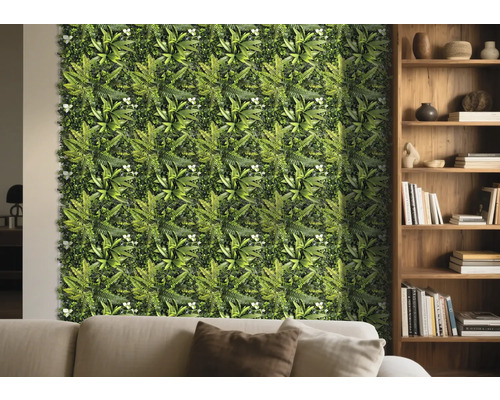 Woonkamer met groene plantenwand en houten stellingkast