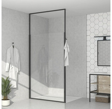Moderne badkamer met inloopdouche, wastafel en handdoek