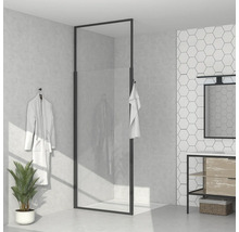 Moderne badkamer met inloopdouche, wastafel en decoratieve elementen voor een stijlvolle ambiance.