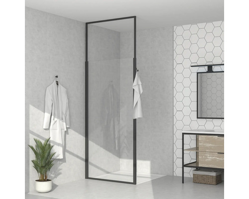 Moderne badkamer met inloopdouche, wastafel en decoratieve elementen voor een stijlvolle ambiance.