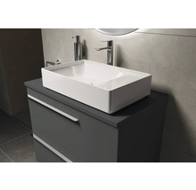 Badkamer met wastafel, kraan en onderkast