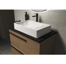 Moderne badkamer met waskom, wastafelonderkast, kraan en zeepdispenser