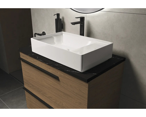 Moderne badkamer met waskom, wastafelonderkast, kraan en zeepdispenser