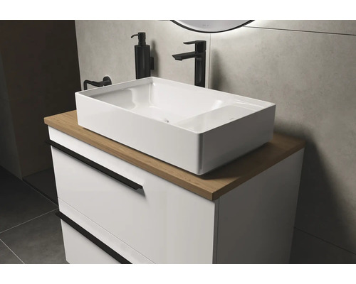 Moderne badkamer met rechthoekige opzetwastafel op een witte onderkast met houten blad