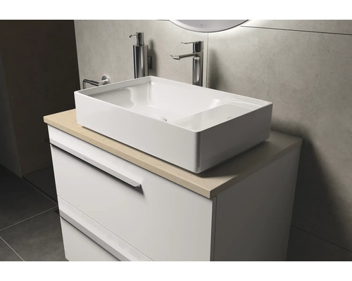 Badkamerscène met wastafel, kraan en wastafelonderkast