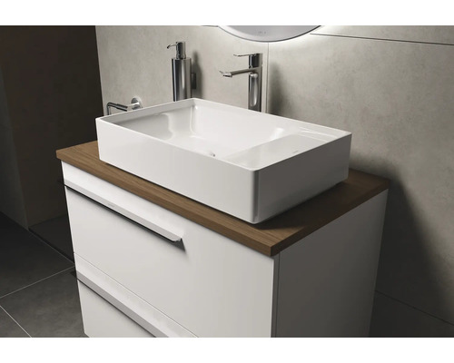 Moderne badkamer met opzetwastafel, kraan en onderkast voor een stijlvolle ambiance.