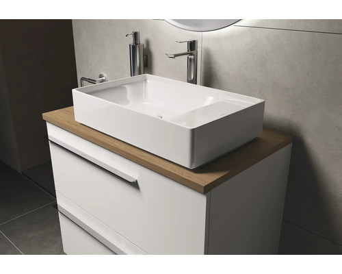 Wastafel met opzetwastafel, kraan en zeepdispenser in de badkamer