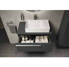 Moderne badkamer met wastafel, onderkast met lade en badkameraccessoires