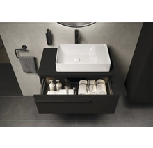 Moderne badkamer met wastafel, onderkast met lade en handdoeken