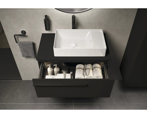 Moderne badkamer met wastafel, onderkast met lade en handdoeken