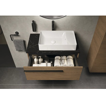 Wastafel met open lade, wastafelarmatuur, handdoekhouder en zeepdispenser in moderne badkamer