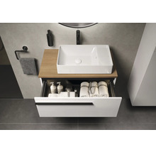 Wastafel met open lade, handdoeken en verzorgingsproducten