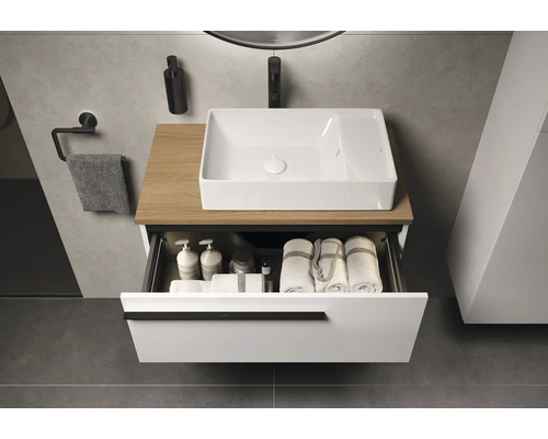 Wastafel met open lade, handdoeken en verzorgingsproducten