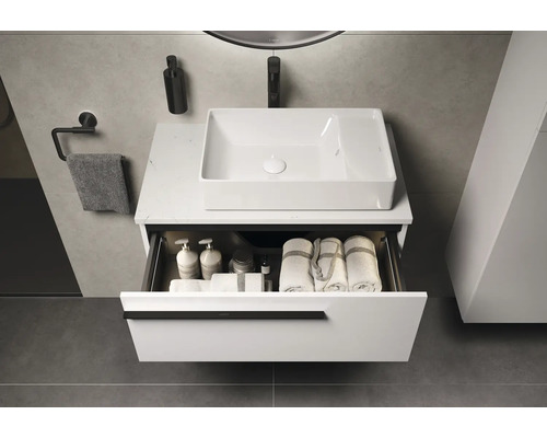 Wastafelmeubel met open lade, handdoeken en verzorgingsproducten in badkamer