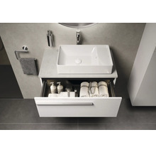 Badkamer met wastafel, wastafelonderkast met uittreklade, handdoeken en badkamerbenodigdheden