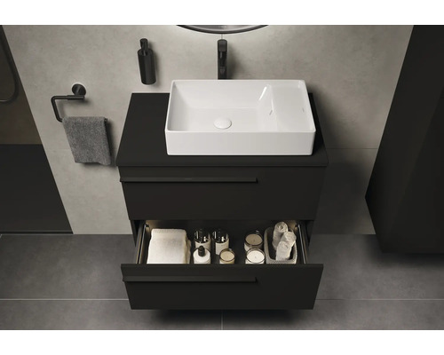 Moderne badkamer met zwart wastafelonderkast en open lade