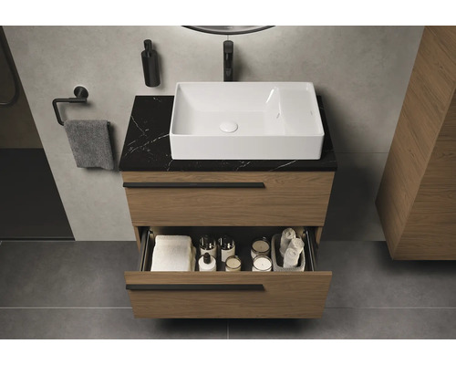 Badkamer met wastafel, onderkast met lade, kraan en accessoires.