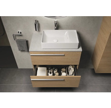 Badkamerwastafelmeubel met open lade, handdoeken, kaarsen en cosmeticaproducten