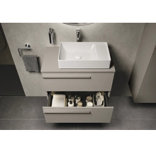 Badkamer wastafelmeubel met open lade, handdoeken, cosmetica en wastafel