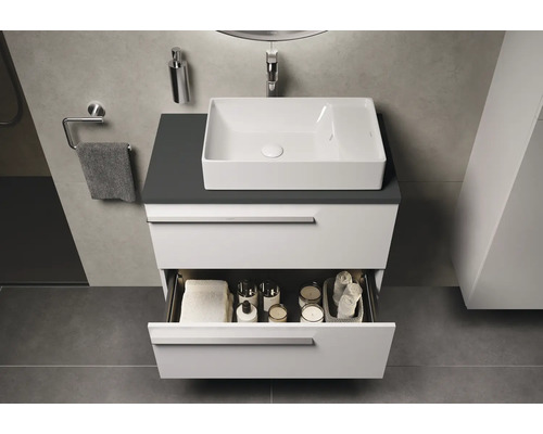 Moderne badkamer met wastafel, onderkast en open lade