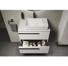 Moderne badkamer met wit wastafelmeubel, opzetwastafel, open lade en accessoires