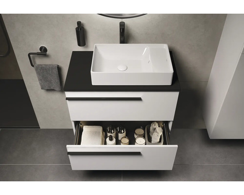 Wastafelonderkast met open lade in de badkamer