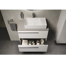 Moderne badkamer met wastafel, onderkast met open lade en badkameraccessoires