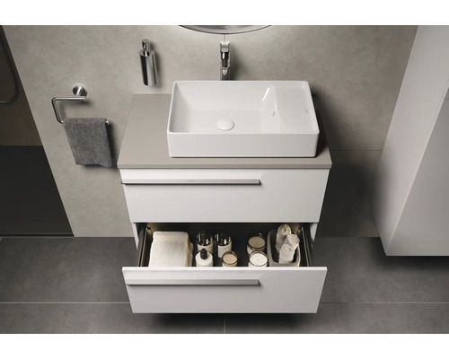 Moderne badkamer met wastafel, onderkast met open lade en badkameraccessoires