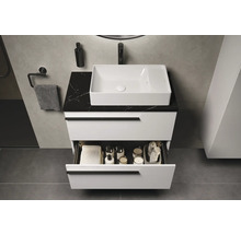 Moderne badkamer met wit wastafelmeubel, zwart marmeren blad en open lade-inhoud