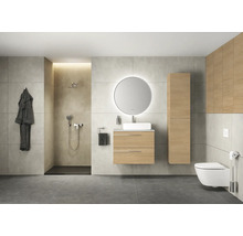 Moderne badkamer met douche, wastafel, spiegel en toilet.