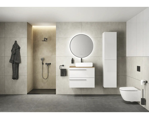 Moderne badkamer met douche, wastafel, spiegel en toilet