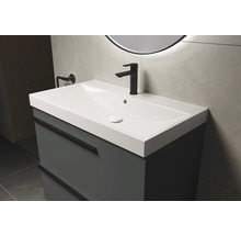 Wastafelmeubel met kraan en spiegel in de badkamer