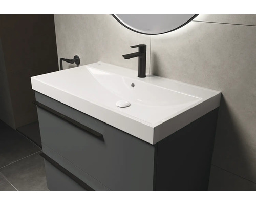 Wastafelmeubel met kraan en spiegel in de badkamer